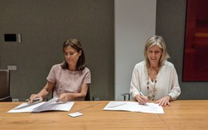 Maria Jordà i Montse Buisan firmen acord entre Fundació Eurofirms i Fundació "la Caixa"